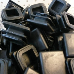 Embouts carrés plastiques noirs